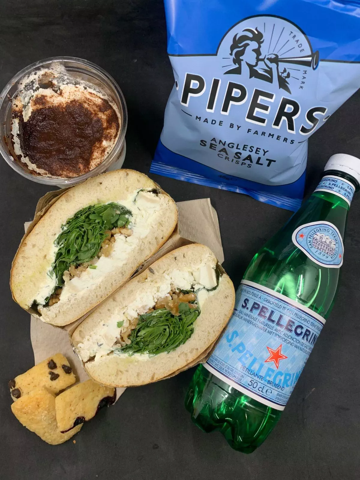 Exemple 3 - Coffret Repas : sandwich pain bun boulanger, boisson, chips, tiramisu de la Mama et mignardises sucrées