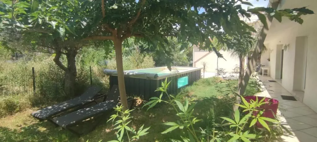 Piscine privée gîte Néoulous