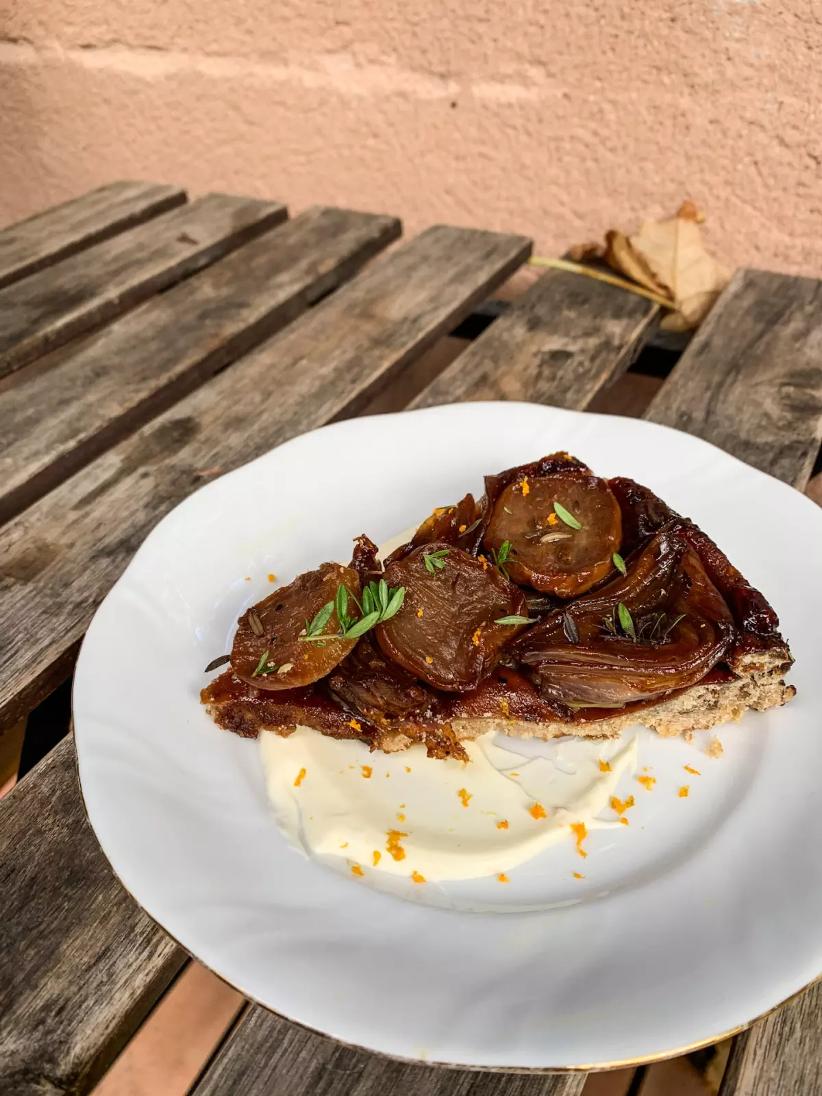 Tarte renversée échalote, thym