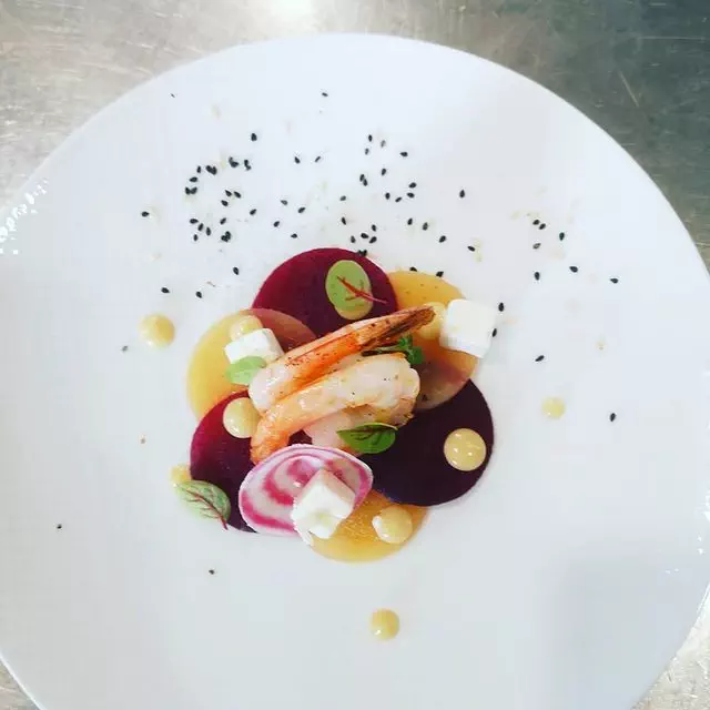 rosace de betteraves et gambas snackées