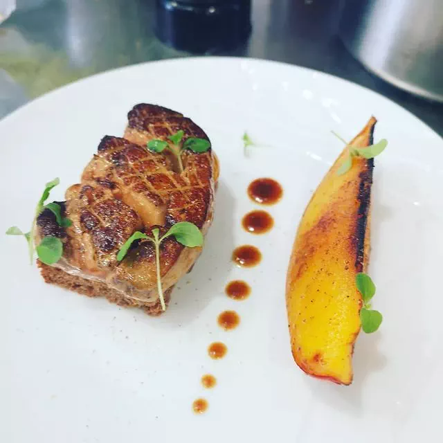 Foie gras de canard poêlé aux épices et mangue confite