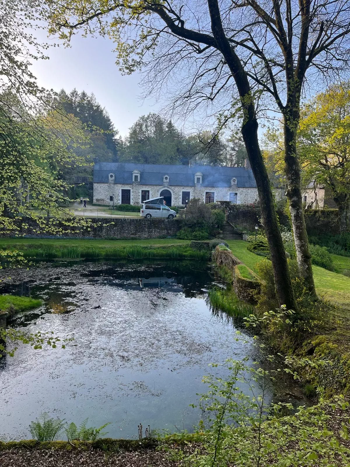 Le manoir depuis les étangs 