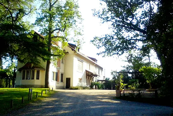 Grande maison au milieu d'un bois