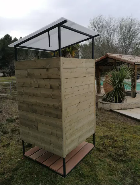 Sol anti-dérapant, 2 patères...