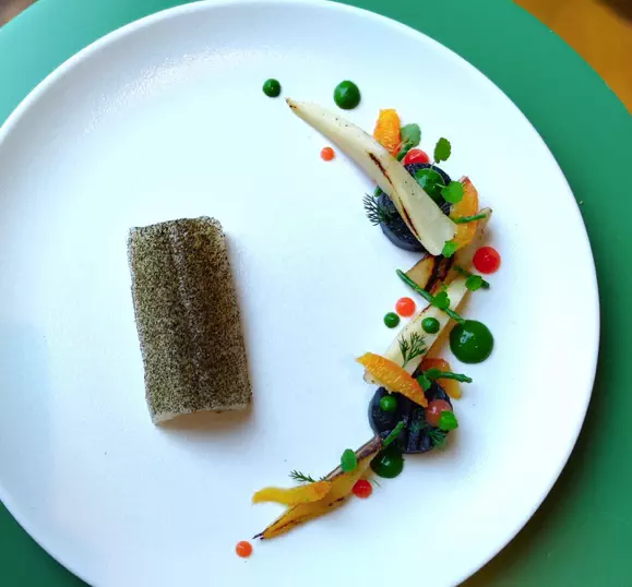 Sabre accompagné de persil tubéreux, aneth et orange sanguine, gnocchis encre de seiche, salicorne