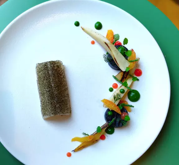 Sabre accompagné de persil tubéreux, aneth et orange sanguine, gnocchis encre de seiche, salicorne