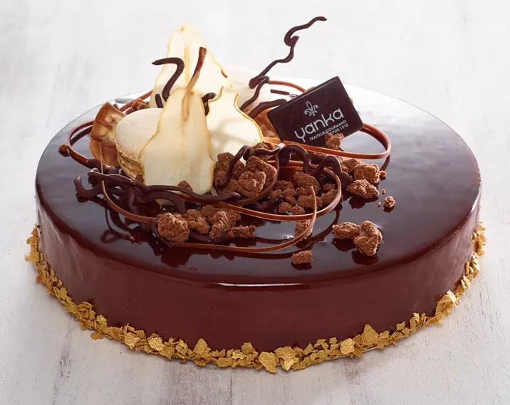 Le Carapoire - Biscuit moelleux chocolat, crémeux caramel & bavaroise à la poire.