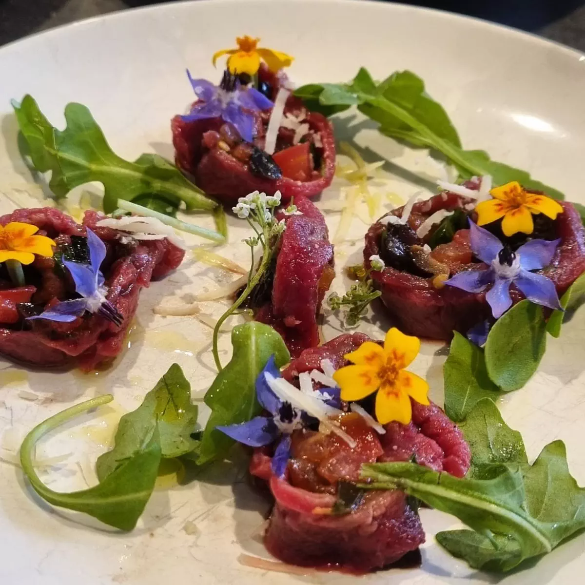 Carpaccio de bœuf d'Ustariz en roulade olive tomate noire de krimé