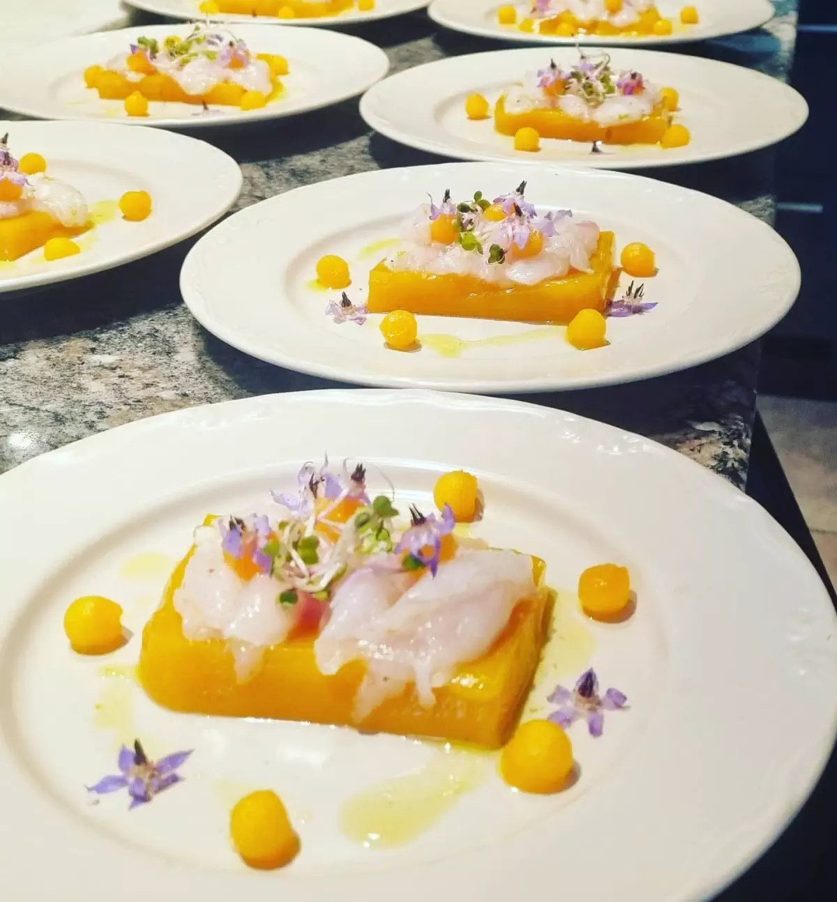 Carpaccio de lotte marinée zeste de citron vert huile d'olive, gelée de 1 er melon au gingembre