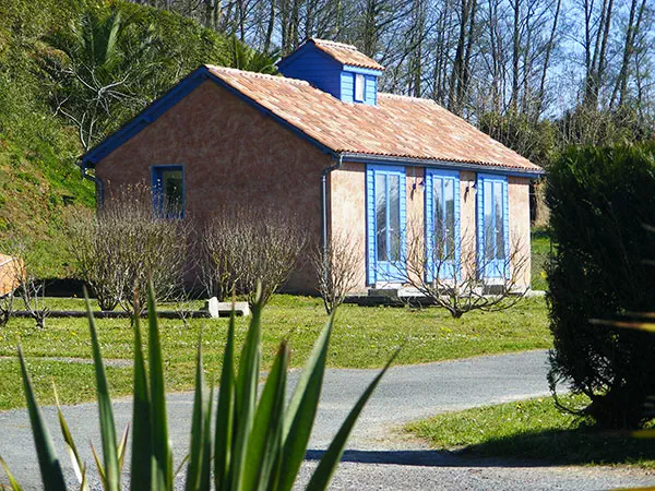 Maison blanche avec volets bleus