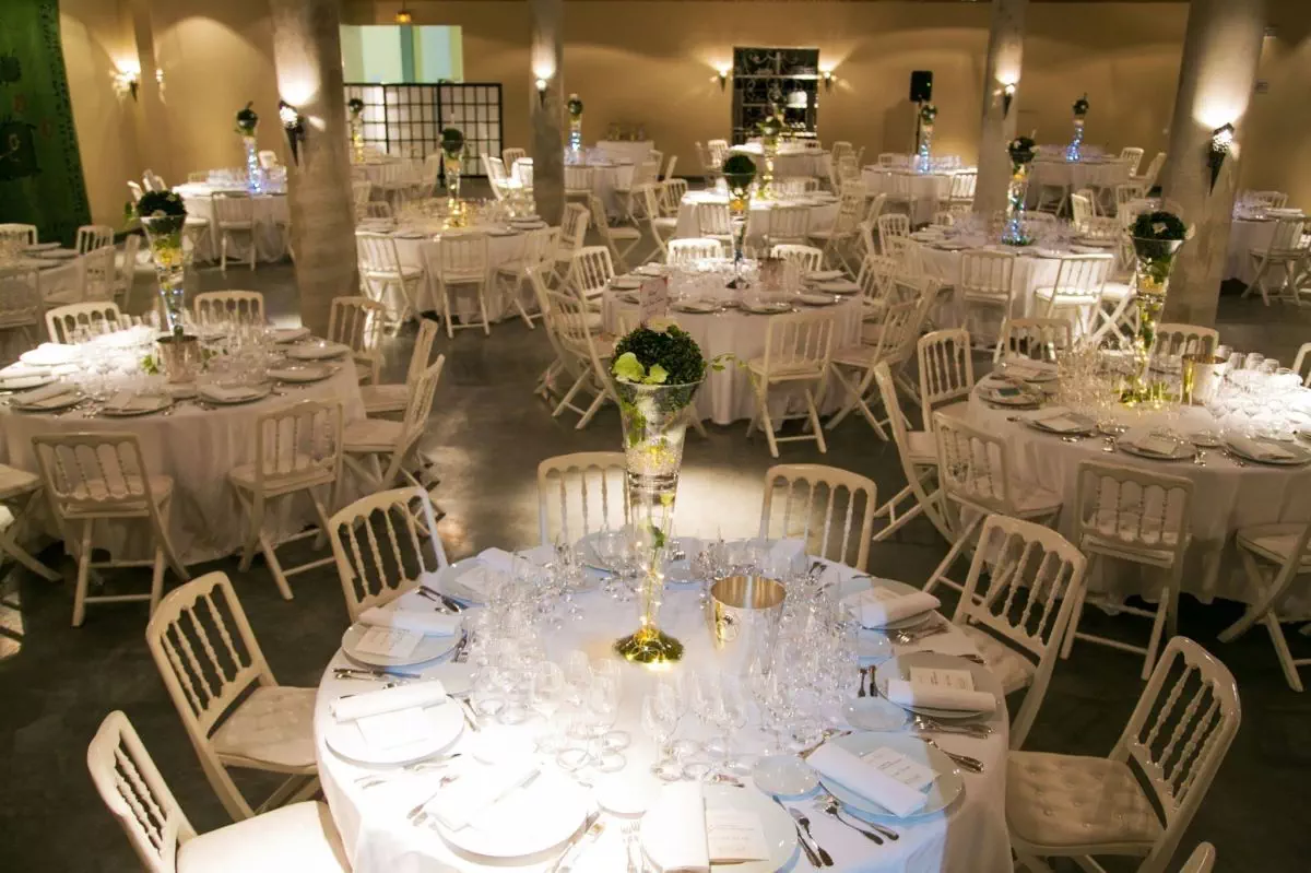 Chai à blanc avec tables rondes