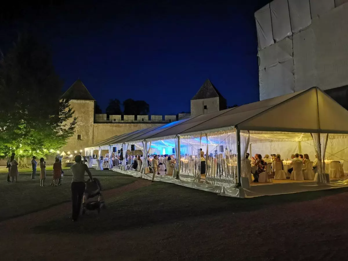 Dîner dans la cour du château