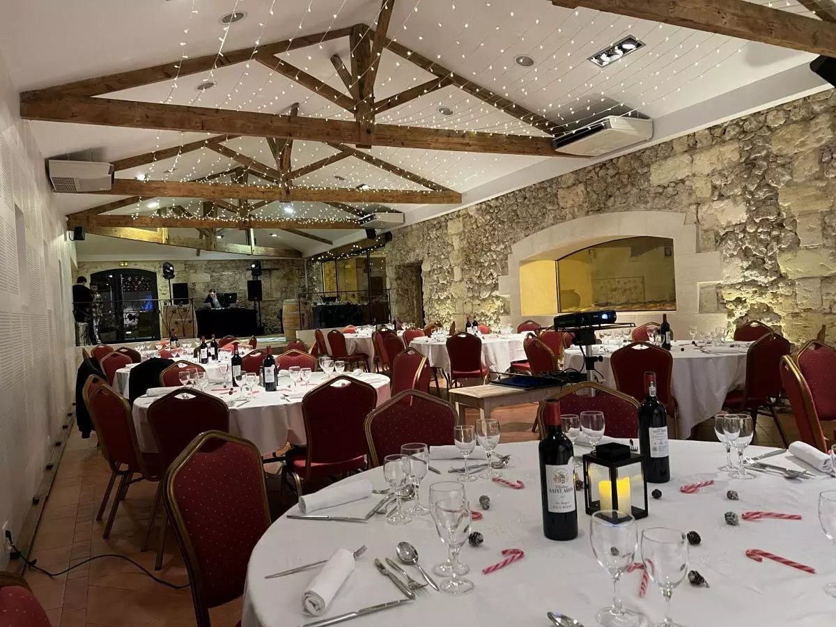 Château Saint Ahon - Salle de réception repas assis