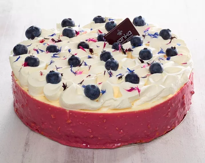 Le Cheesecake myrtille spéculos - Biscuit sablé spéculos, mousse cream cheese traditionnelle & confit de myrtilles.