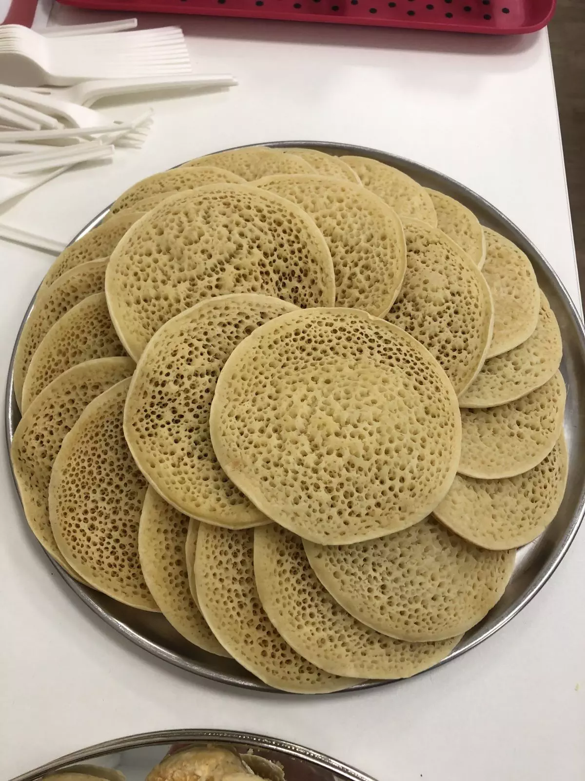 Petit-déjeuner algérien : crêpes aux milles trous servies avec du miel