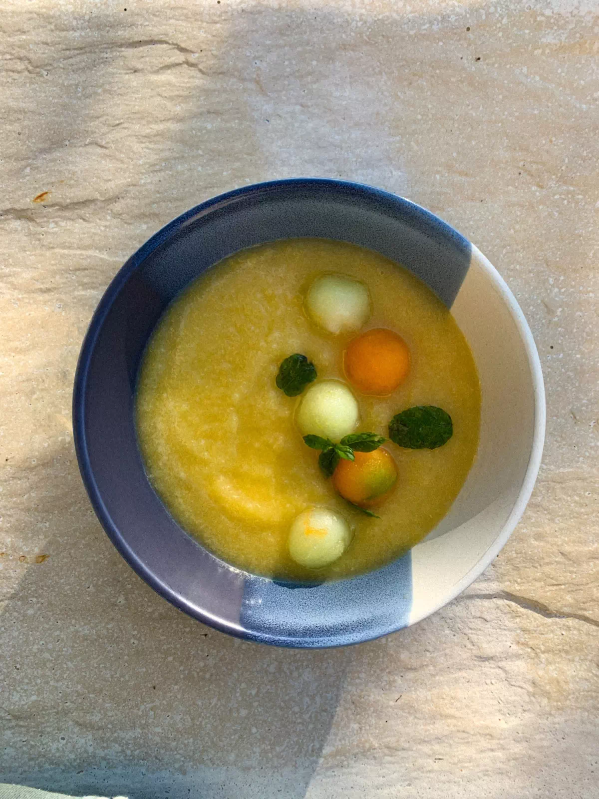 Velouté de courge, oignons confits peps agrume