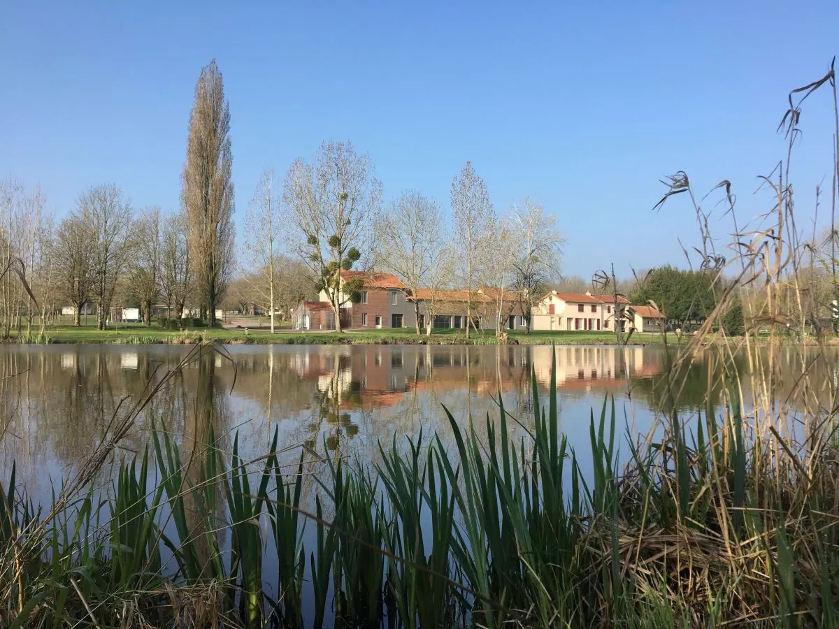 domaine-des-sablières-exterieur-champetre-etang-nature.jpg