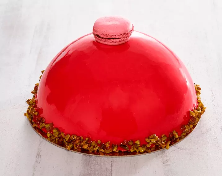 Le Dôme Framboise - Biscuit pistache, mousse vanille chocolat blanc & confit de framboise.