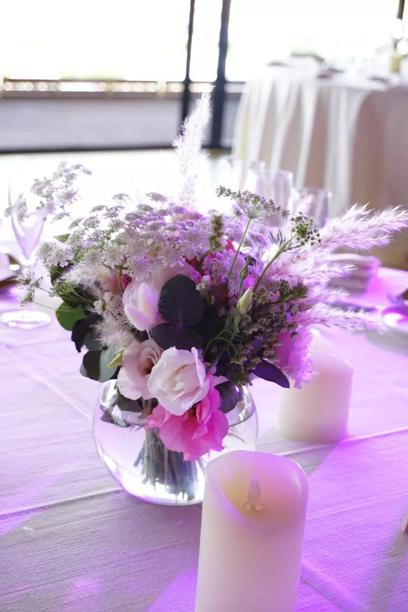 Centre de table classique écoresponsable dans les tons roses