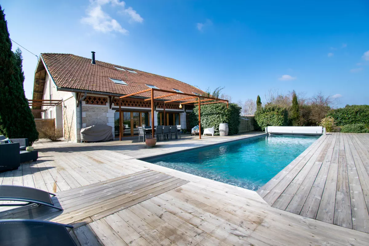 maison coté piscine