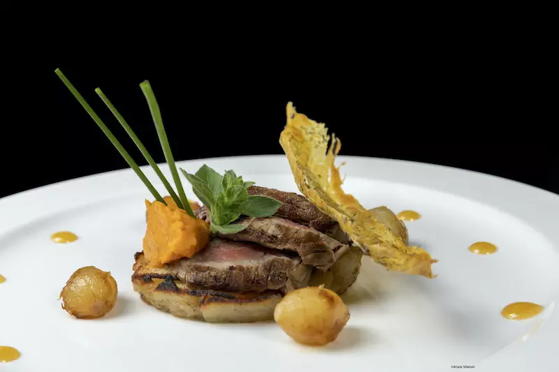 Emincé de Veau Axuria, Pomme Maxim's, Mousseline de Carottes au Cumin, Oignons Grelots et sa Tuile aux Herbes .JPG