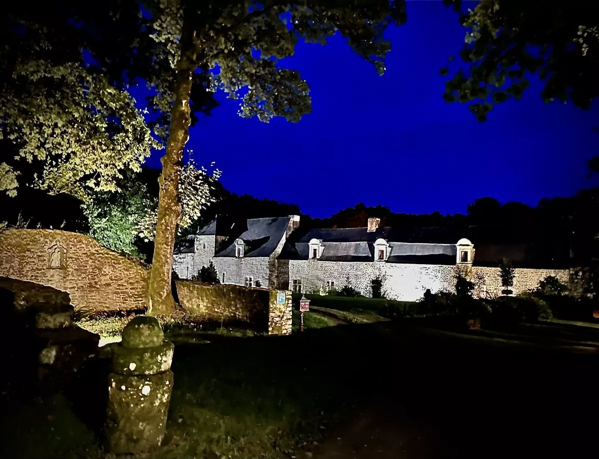 Vue sur le manoir et la chapelle depuis l'orangerie