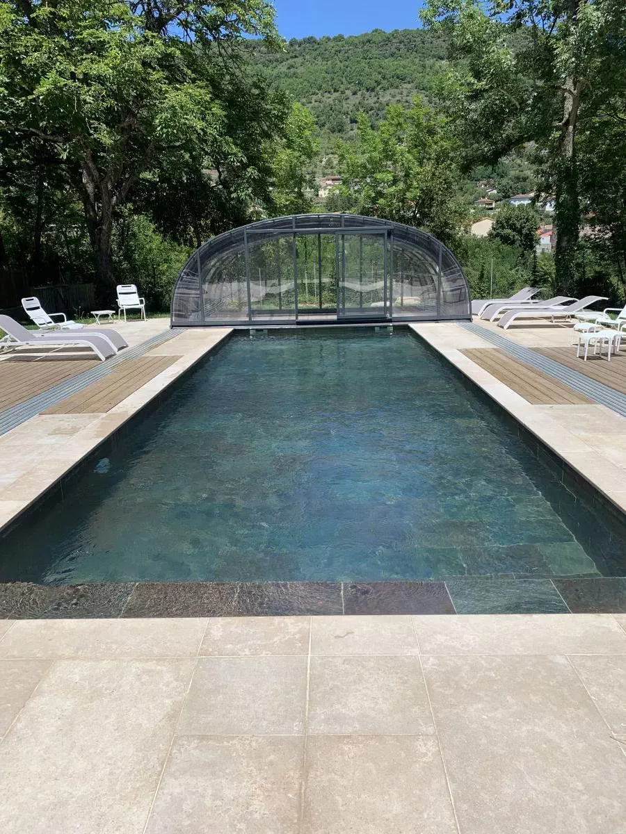 La piscine avec ses pierres naturelles 
