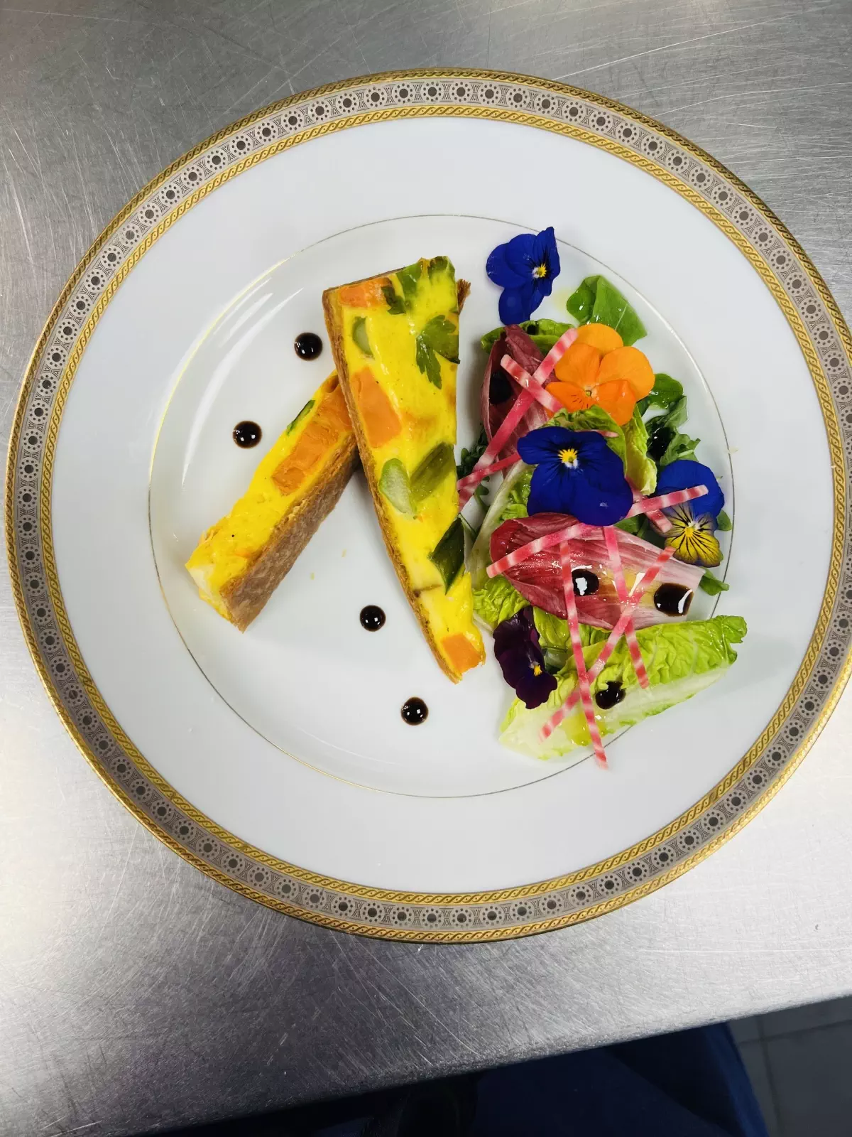 Tarte butternut, fromages de chèvre, salade aromatique