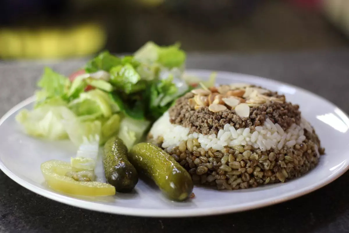 Frikeh syrien : blé vert, viande et amandes éfilées