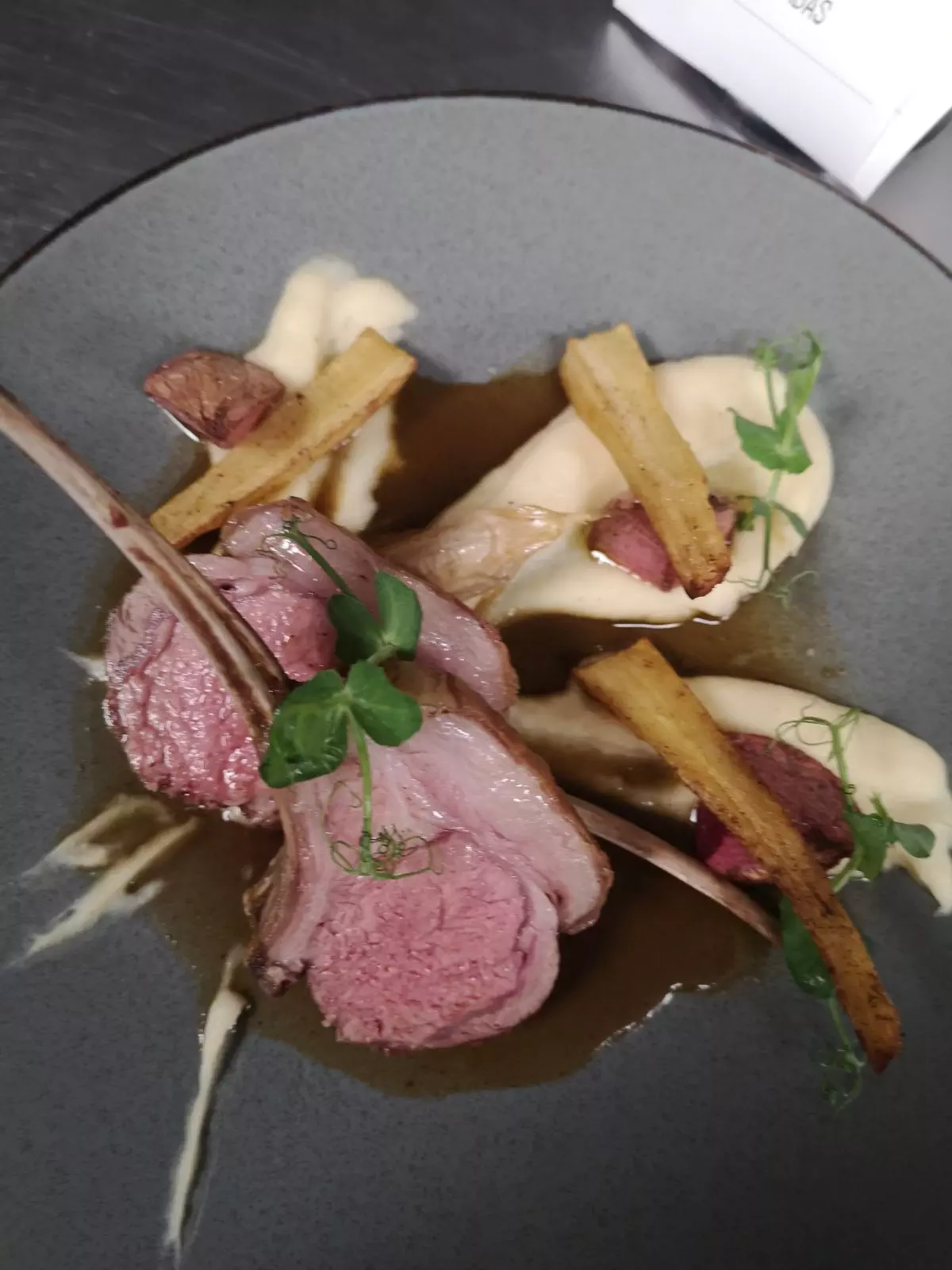Carré d'agneau legumes en textures et jus corsé à la menthe poivrée