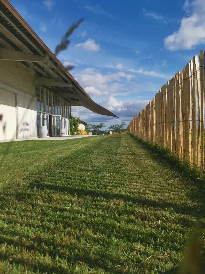 Au pied de la salle de reception