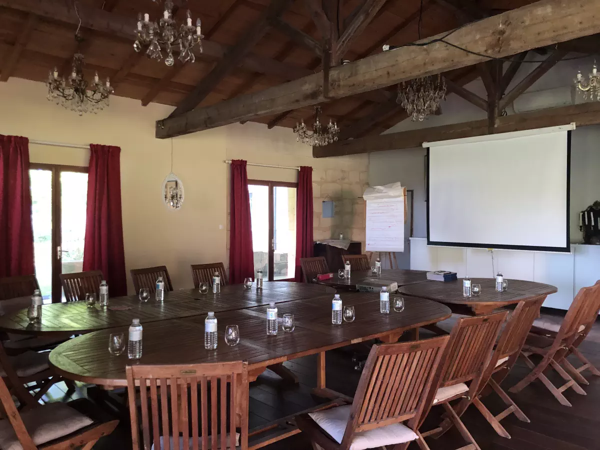 salle organisée en séminaire