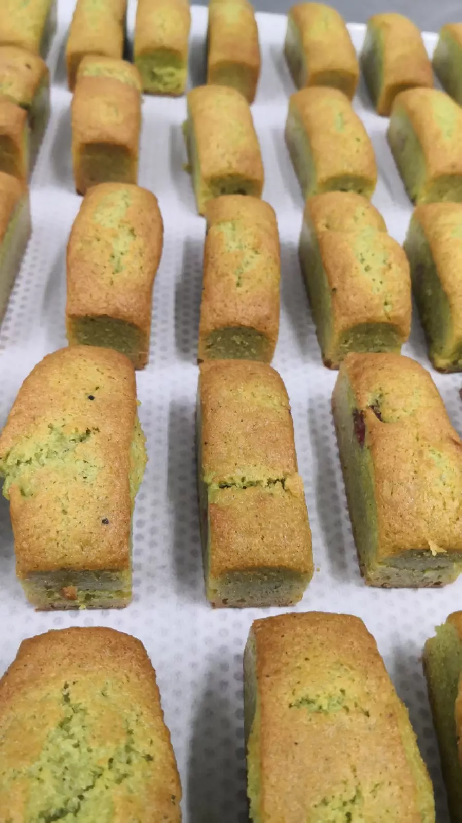 Cake pistache/ framboise juste sorti du four.