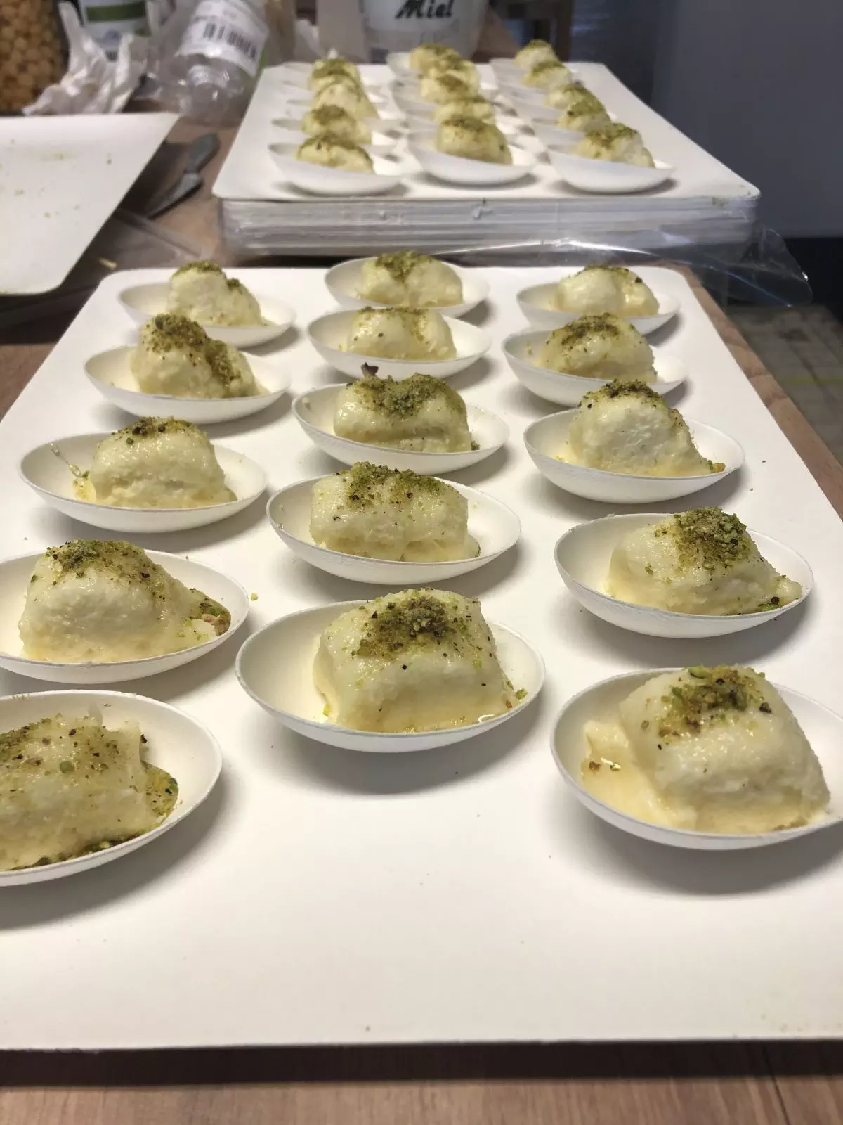 Mezzés sucrés : Halawet El Jeben (crêpe de semoule, fromage frais, pistache et fleur d'oranger)