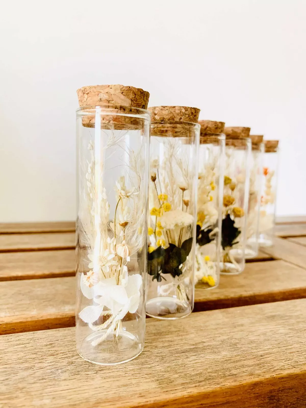 fioles de fleurs séchées