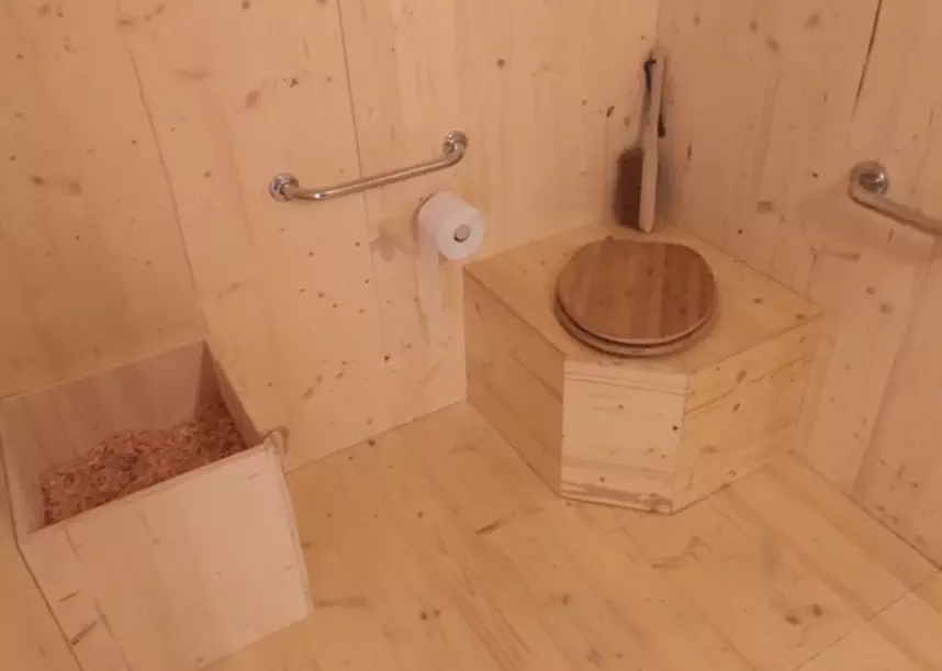 Intérieur toilette sèche