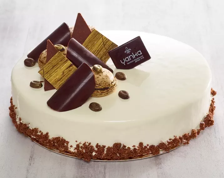 Le Kawa - Biscuit chocolat, croustillant noisettes, crémeux praliné & mousse café blanche.