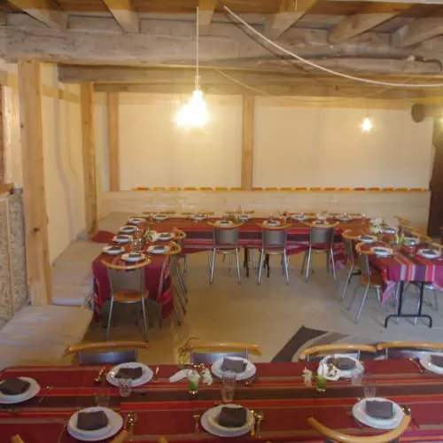 Nos espaces d'accueil : salle de réunion, de yoga, salle à manger, scène extérieure.