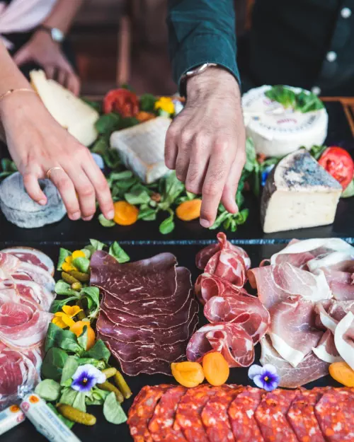 Plateaux de charcuterie/ fromages affinés et corbeille du boulanger
