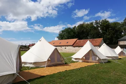 Tente tipi lodge hébergement