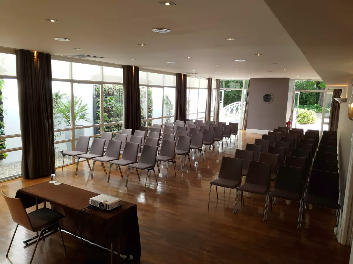 Salon en théâtre