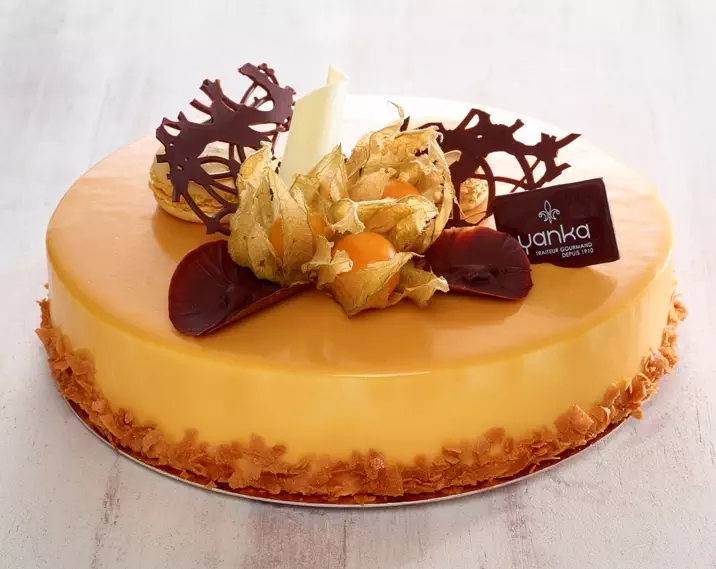 Le Passionata - Biscuit caramélisé aux noix, caramel aux fruits de la passion & mousse vanille.