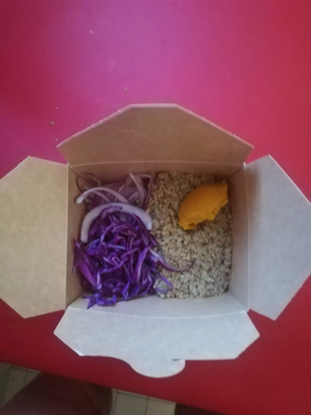 Salade quinoa choux rouge quenelle de carotte