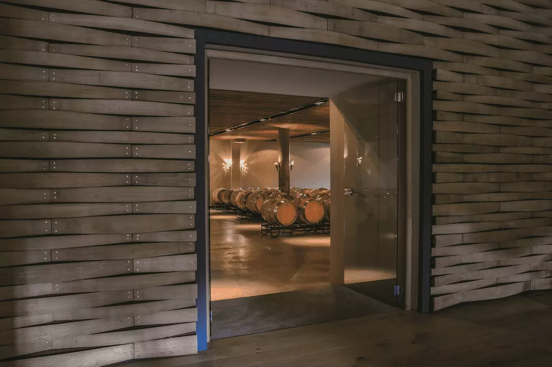 Chateau Bouscaut salle aux douelles vue chai