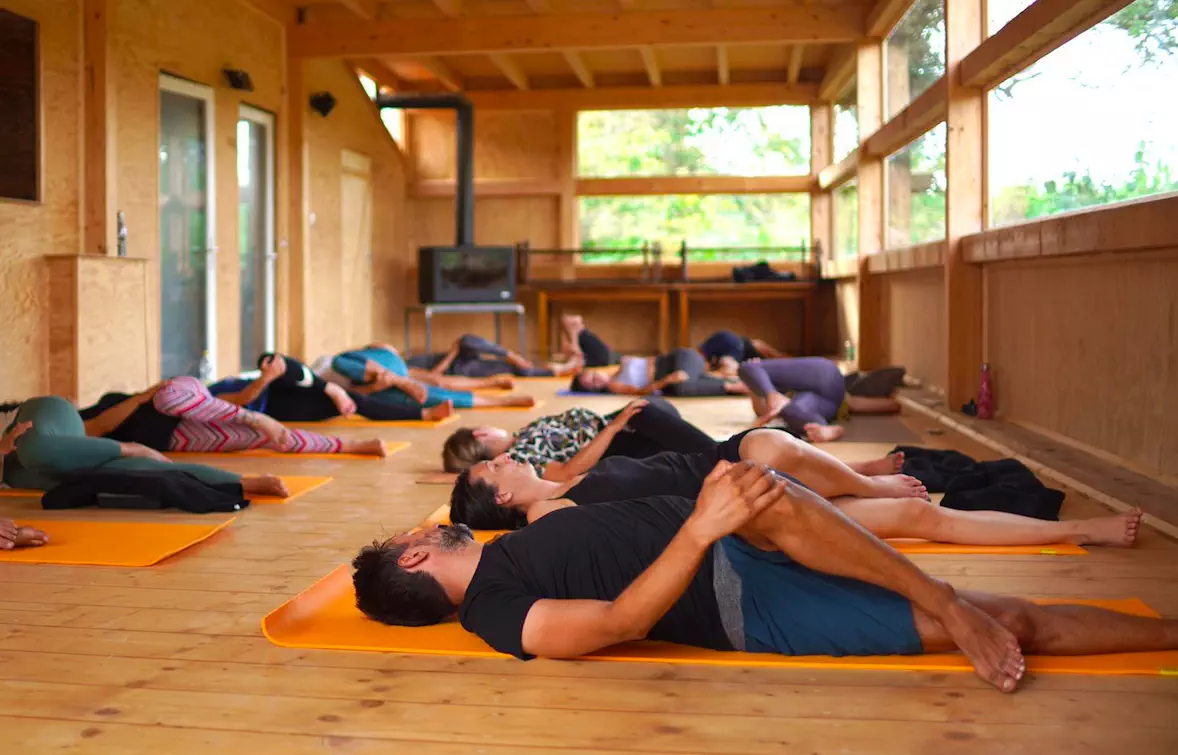 La salle d evenements fait autour de 80m2. Elle est juste a cote de la guest house salle commune avec cuisines a l interieur & exterieur avec plancha, bbq professionel au gas, 2 terrasses et un grand bar +++ Les  espaces peuvent se chauffer avec des poele