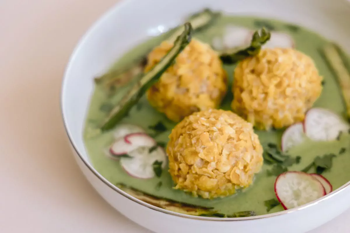 Arrancini au paprika fumé, crème de petits pois à l'amande, mayonnaise au carthame et asperges grillées