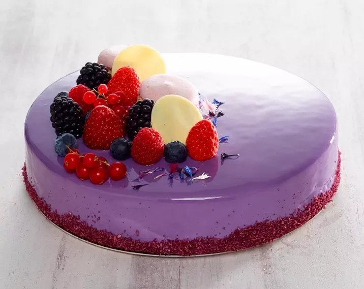 Le Tentation - Biscuit moelleux aux amandes, tendre confit aux fruits des bois & suprême de crème d’amandes.
