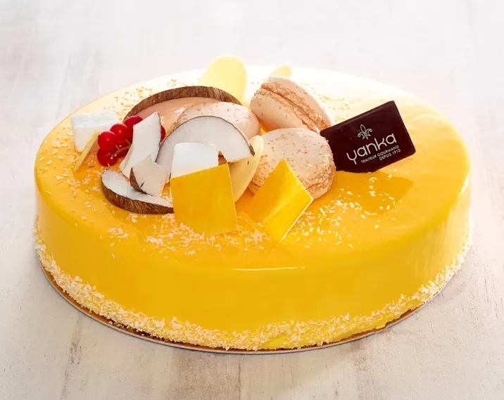 Le Tropical - Dacquoise noix de coco, crémeux passion ananas & mousse coco.