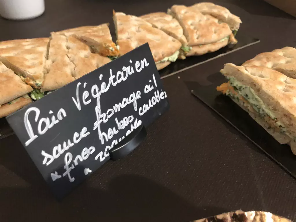 Pain suédois au saumon Label rouge, crème à l'aneth et citron vert.