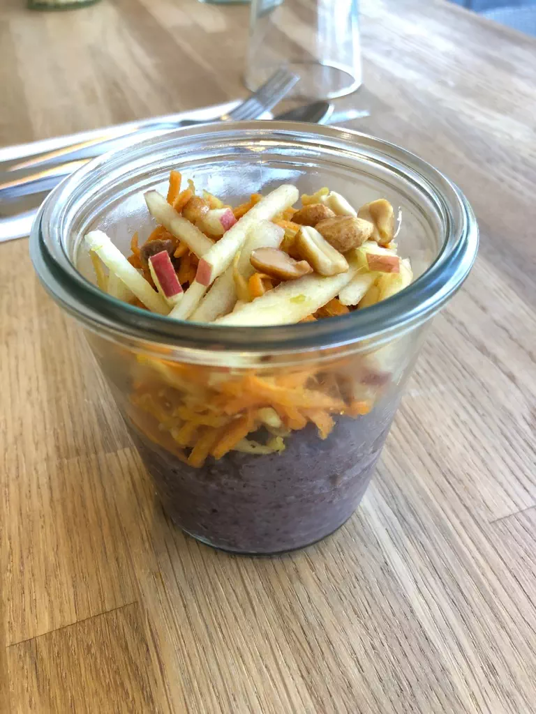 Cup hummous de haricot rouge et légumes marinés.